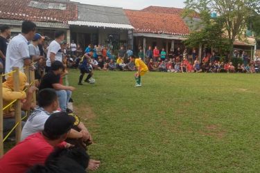 Denis dan Ulujami FC sama-sama menyuguhkan permainan menarik, Rabu (31/8) sore.(Foto: dok.Panitia Bina Jaya Cup).