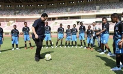 Menteri BUMN Erick Thohir saat bermain bola bersama para talenta muda Papua. (Ist)