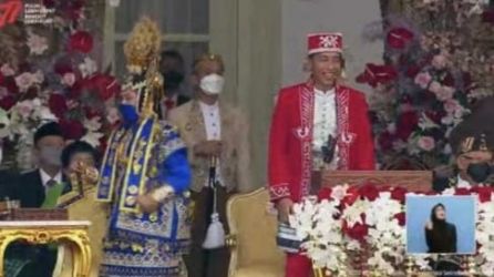 Presiden Jokowi dan Ibu Negara Iriana larut dalam kegembiraan saat mendengarkan lantunan suara dari Farel Prayoga. (Ist)