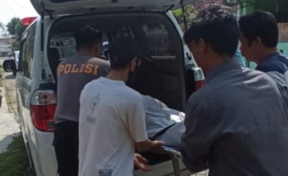 Jasad A dievakuasi dari rumah neneknya di Jalsn Pepabri Raya Blok C, Kota Tangerang. Foto : Istimewa