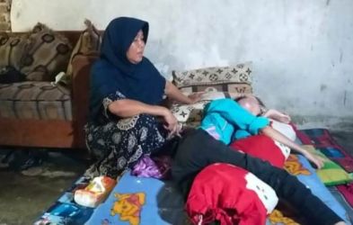 Egis warga kampung Parungsari, Kabupaten Lebak kini hanya tertidur dirumahnya. Penyakit tumor ganas sudah makin membesar menempel di wajahnya. Foto : Istimewa
