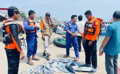 Satu orang nelayan tewas akibat perahu dihantam gelombang laut. Foto : Istimewa