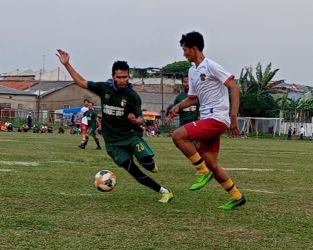 Pemain Milano Ryu (kostum putih) berebut bola dengan pemain Izoel Sport. (Foto: dok.Panitia Bina Jaya Cup).