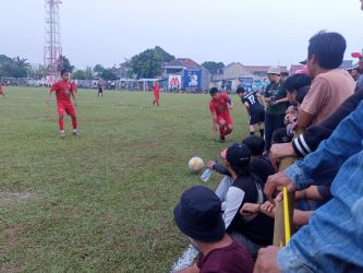 Kapten Golok Setan FC, Wawa Mubarok (merah) berebut bola dengan pemain Rengas Muda pada Senin (22/8).(Foto: dok.Panitia Bina Jaya Cup).