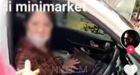 Ibu bermobil Mercy yang kepergok karyawan Alfamart mencuri coklat. (Ist)