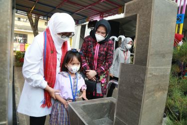 Ibu Negara Iriana dan Ibu Paud Banten Tine Al Muktabar saat mendampingi anak PAUD untuk mencuci tangan demi kesehatan. Foto : Humas Pemprov Banten