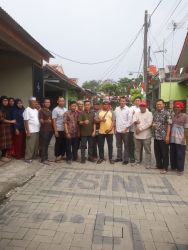 Asisten Pemerintahan Sekretariat Daerah (Asda I) Provinsi Banten, Komarudin bersama warga Perumahan Guru PKGC, Solear, Tangerang. (tangselpos.id/rmn)