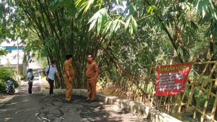 Lurah Cirendeu, Win Fadlianta dan sejumlah petugas BBWS saat meninjau lokasi jalan retak di wilayah Cirendeu, Ciputat Timur. (tangselpos.id/rmn)