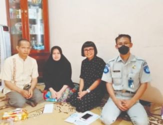 Perwakilan Jasa Raharja saat berkunjung ke rumah keluarga korban Muhamad Ilham Hidayat di Pamulang. Foto : Istimewa