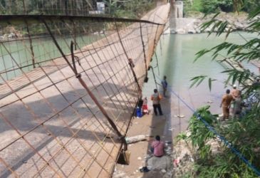 Kondisi jembatan Cuping yang sling nya putus. (Ist)