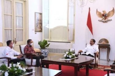 Menpora Zainuddin Amali dan Ketua PSSI Mochamad Ariawan saat bertemu Presiden Jokowi di Istana Merdeka. (Dok. Setpres)