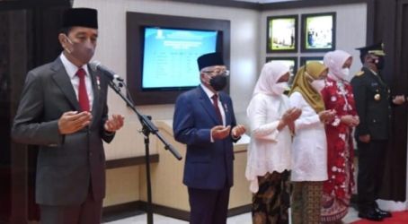 Presiden Jokowi memimpin malam renungan di TMP Kalibata. (Foto : Setpres)