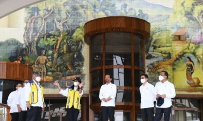 Presiden Jokowi saat meninjau perkembangan renovasi TMII. Foto : Setpres