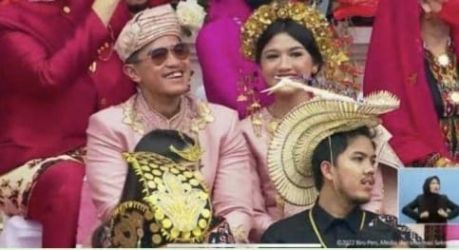 Kaesang dan Erina Gudono tampak serasi mengenakan baju adat warna pink pada acara HUT RI ke 77 di Istana  Negara. (Ist)