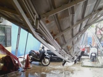 Kanopi Kantor Camat Bojong Pandeglang yang rubuh tertiup angin kencang. Foto : Istimewa