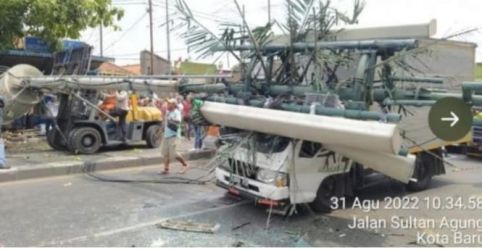 Truck kontainer diduga rem blong mengakibatkan korban tewas 10 orang dan luka-luka 20 orang. Foto : Istimewa