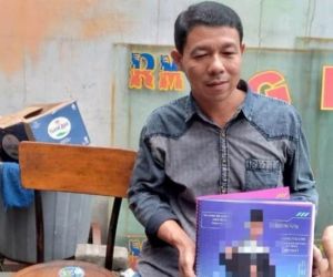 Mukhtar membawa foto cucunya R. Foto : Istimewa