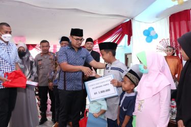 Kelurahan Parigi memberikan santunan yatim piatu. (tangselpos.id/irm)