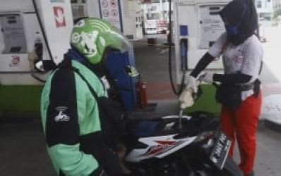 Seorang pengendara ojek daring sedsng mengisi BBM. Foto : Istimewa