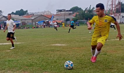 Hafid Ali menjadi motor serangan Denis FC pada laga melawan Agsa FC, Minggu (21/8).(Foto: dok.Panitia Bina Jaya Cup)