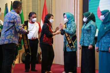 Menteri PPPA I Gusti Ayu Bintang Darmawati melantik Pj TP-PKK Provinsi Banten Tine K Al Muktabar sebagai Bunda Furom Anak. Foto : Humas Provinsi Banten