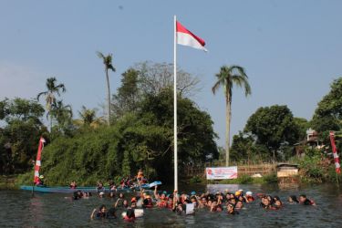 Merah Putih Berkibar di Setu Tujuh Muara. (tangselpos.id/mg-1)