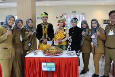 Meriahnya Lomba tumpeng dengan pakaian adat di Pondok Aren. (ist)