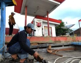 Seorang Nelayang di Pandeglang sedang mengisi bbm solar. Foto : Istimewa