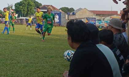 Para penonton tak beranjak dari posisinya saat menyaksikan duel menarik antara Pamulang FC versus Marabunta FC, Sabtu (20/8).(Foto: dok.Panitia Bina Jaya Cup)