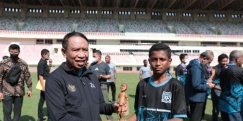 Menteri Olahraga Zainudin Amali bersama salah satu anak didik Papua Football Academy. Foto : Istimewa