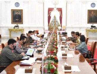 Presiden Jokowi saat memimpin rapat khusus di Istana Kepresidenan.  (Foto : Setpres)
