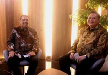 Menko Perekonomian Airlangga Hartanto bersama Direktur Utama Rakyat Merdeka dalam wawancara di kantor Kemenko Perekonomian. (RM)