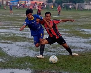 Pemain Soneta (kanan) berebut bola dengan pemain Setwan.(Foto: dok.Panitia Bina Jaya Cup).