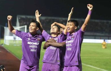 Pemain Persita Tangerang merayakan kemenangan setelah berhasil menang 3-2 atas Bhayangkara FC. (Ist)