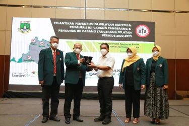 Pj Gubernur Banten Al Muktabar pada acara pelantikan Pengurus IDI Provinsi Banten, Kota Tangerang dan Kota Tangsel di ICE BSD pada Minggu (28/8). (Foto : Humas Prov Banten)