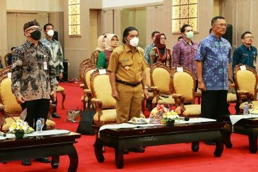 Pj Gubernur Banten saat mengikuti Rapat Koordinasi Nasional Tim Pengendalian Inflasi yang dipimpin Presiden Jokowi secara virtual. (Dok. Humas Pemprov)