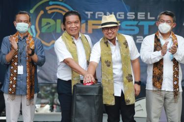 Pj Gubernur Banten Al Muktaba bersama Wakil Wali Kota Tangsel Pilar Saga Ichsan pada Tangsel Digifest 2022 di Mall Teras Kota, BSD. (Dok. Humas Pemprov Banten)