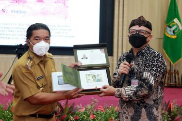 Pj Gubernur Banten Al Muktabar menerima cindera mata pecahan uang kertas dari Kepala BI Perwakilan Banten Imaduddin Sahabat. Foto : Istimewa