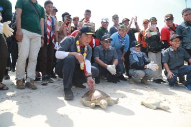 MELEPAS PENYU - Pj Gubernur Banten bersama Forkopimda melepaskan penyu di Pantai Sepanjang, Pulau Sangiang, Kabupaten Serang. (Foto : Humas Prov Banten)