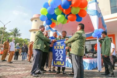 Pj Gubernur Banten Al Muktabar saat melepas KKM Mahasiswa UNBAJA. (Ist)