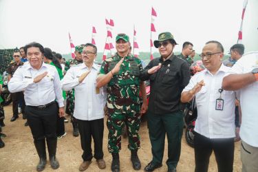 Pj Gubernur Banten, Wamentan dan Pangdam III Siliwangi saat acara penanaman jagung di Komando Pendidikan Latihan Tempur di Lebak. Foto : Humas Pemprov Banten