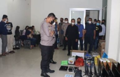 Aparat Polres Metro Tangerang Kota mengamankan barang bukti judi daring. (Ist)