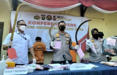 Bukti senjata tajam yang disita dari komplotan gangster. Foto : Istimewa