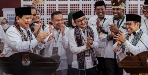 Ketum Gerindra Prabowo Subianto bersama Ketum PKB Muhaimin Iskandar saat berada di Kantor KPU. Foto Istimewa