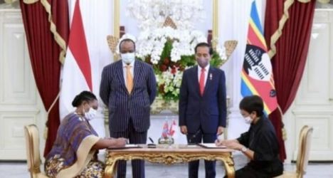 Presiden Jokowi bersama Raja Mswati III menyaksikan nota kesepakatan kerjasama bilateral. Foto : Setpres