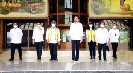 Presiden Jokowi didampingi Menteri PUPR saat meninjau renovasi TMII. Foto : Setpres