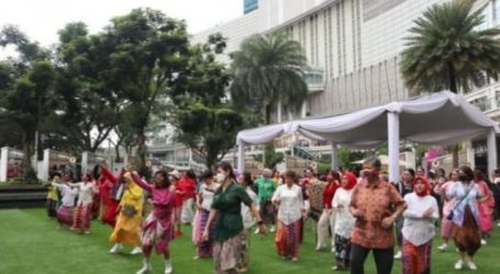 Ratusan perempuan berkebaya menari dalam acara Kebaya Berdansa. Foto : Istimewa