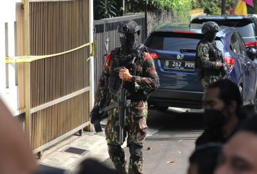 Pasukan Brimob menjaga ketat di rumah Ferdy Sambo saat diadakan rekonstruksi. Foto : Putu Wahyu/RM