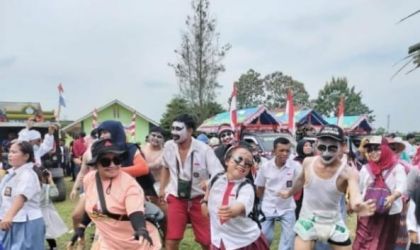 Relawan Mak Ganjar Lampung ini tampak ceria saat mengikuti perayaan HUT RI ke 77. (Ist)