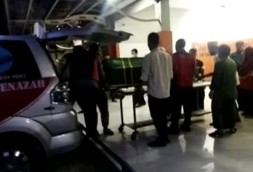 Jenasah RA setelah diotopsi  dibawa pulang oleh keluarganya. Foto : Istimewa